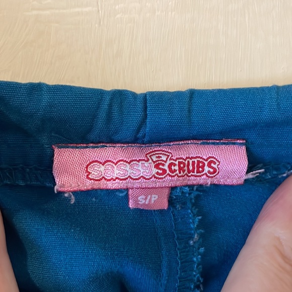 Beautiful Scrub pants. Perfect for healthcare worker. Four pockets. EUC - Picture 3 of 3